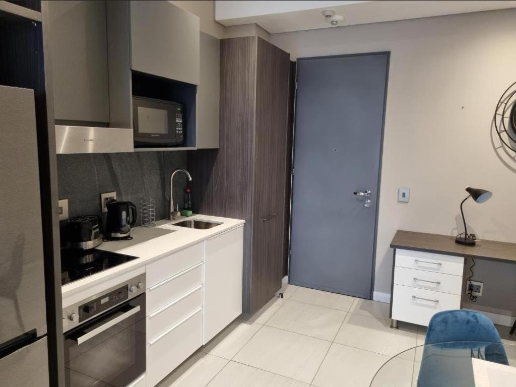Menlyn Maine Apartments Pretoria-Noord Exteriör bild