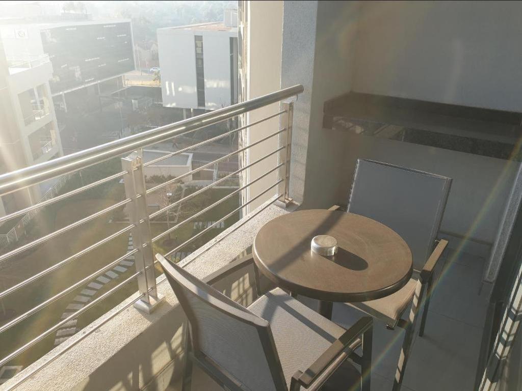 Menlyn Maine Apartments Pretoria-Noord Exteriör bild